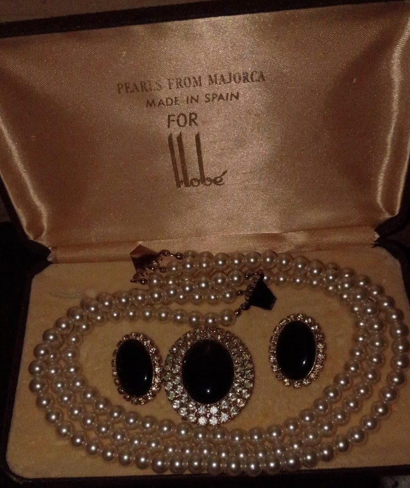 VINTAGE HOBE’ MAJORICA 3- STRAND PEARL NECKLACE & EARRINGS SET ” USED” 😍👍