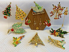 Vtg Christmas Holiday Theme Costume Jewelry Lot Earrings & Brooches