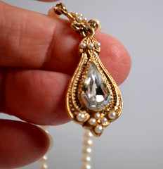 Vtg Signed 1928 Gold Tone Faux Pearl Necklace Drop Teardrop Pendant Rhinestone