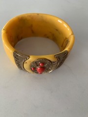 VINTAGE BRACELET IN THE CUFF OR CLAMP STYLE MADE OF PLASTIC IN THE MUGHUL STYLE!