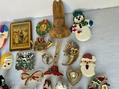 Lot Of 28 Vintage Brooches 9oz Holiday, Figural, Metal, Stone, Plastic Pre Owned