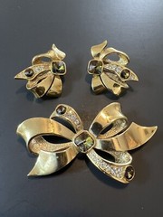 Vintage Signed B.G. Gold Tone Amber Brown Rhinestone Brooch and Earrings Set