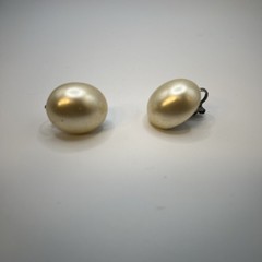 Vintage Marvella Clip On Earrings – Cream Circle