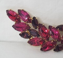Vtg Leaf Brooch Pin Pink Purple Rhinestones Gold Tone Prong Set Faceted Stones