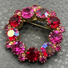 Vintage Red Pink Magenta Crystal Rhinestone Wreath Brooch Pin Gold Tone