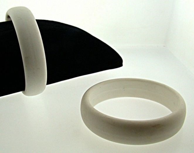 1 VINTAGE WHITE MATTE 3/4″ BEVELED ACRYLIC BANGLE BRACELET A361