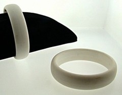 1 VINTAGE WHITE MATTE 3/4″ BEVELED ACRYLIC BANGLE BRACELET A361