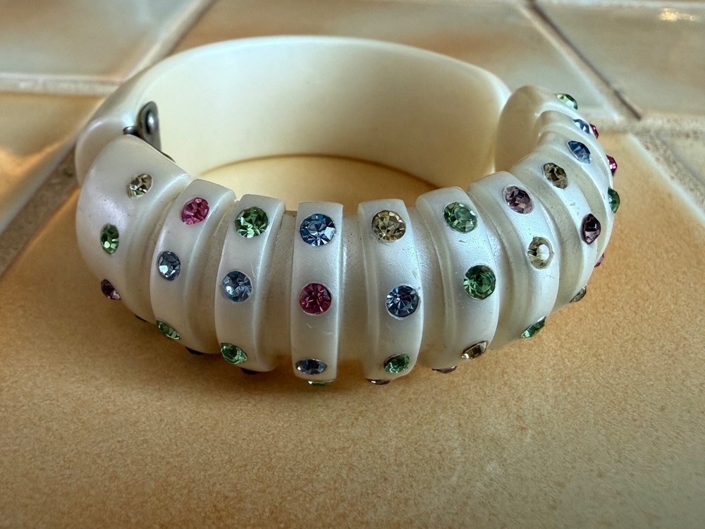 Vintage Pearlized Cream Clamp Assorted Rhinestone Hinged Bangle