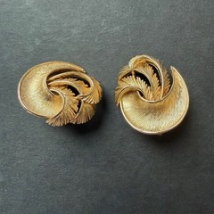 Vintage TRIFARI Crown Gold Tone Swirl Feather Leaf Clip on Earrings 1955-1969