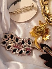 Vintage To Now Brooch Pin Lot Mixed Theme Gold-tone Silvertone Rhinestone…