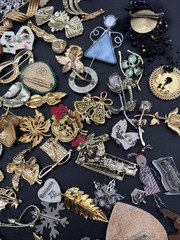 Lot Of 140 Brooches Pins – Many Signed – Silver Gold Tone Wholesale Resell J108a