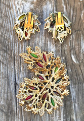 ARTHUR PEPPER MULTICOLOR CABACHON RHINESTONE STATEMENT BROOCH EARRINGS SET