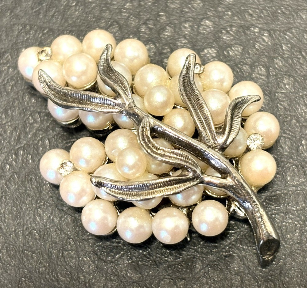 Vintage Silver Tone FAUX PEARL CRYSTAL RHINESTONE Leaf Shape BROOCH