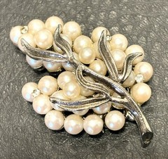 Vintage Silver Tone FAUX PEARL CRYSTAL RHINESTONE Leaf Shape BROOCH