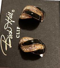 VINTAGE NOS NOC BIRCH HILL RHINESTONE BLACK ENAMEL 7/8″ CLIP EARRINGS ON CARD!
