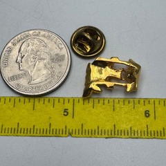 Wishing Well Lapel Pin Garden Decor Collectible 90s Vintage Gold Tone Brooch