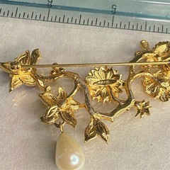 Vintage Avon Garden of Eden Floral Vine Bee Butterfly Brooch Pin Pearl