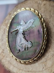 Vtg Brooch/Pendant Carved Cameo Guardian Angel Abalone Shell Gold Tone Oval