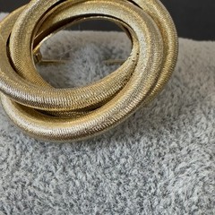 Sarah Coventry Gold Tone Brooch Pin Round Wreath Double Layer 1.25in Lady/ Gent