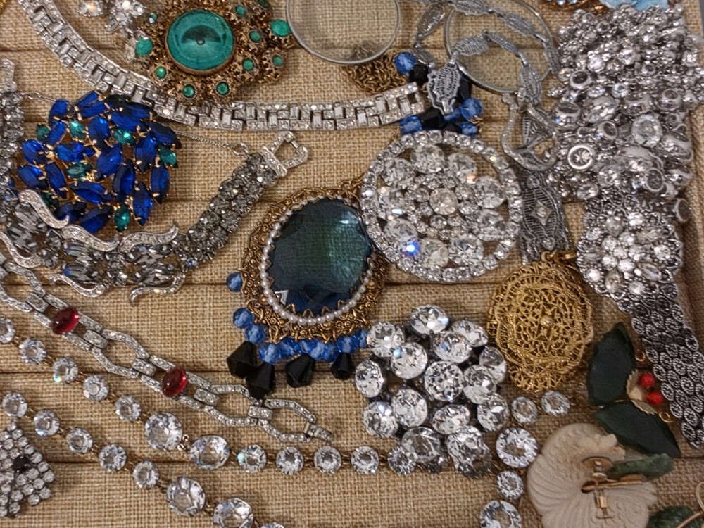 Older Vintage Jewelry 30pcs Lot