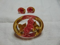 vintage reverse carved kucite brooch screw back earrings set oink flowers
