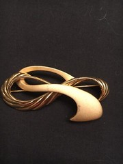 Estate Find Signed TONA Gold Tone Swoosh Brooch Used