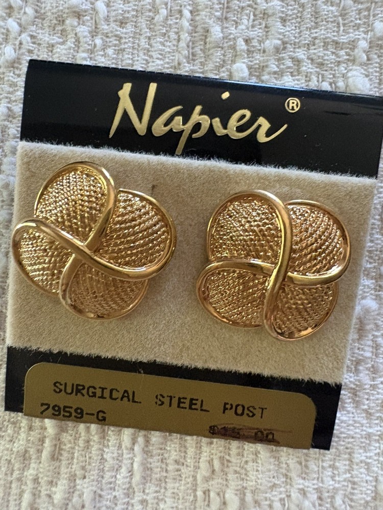 Vtg NAPIER Textured Gold Tone Leaf Wreath Pierced Post Earrings