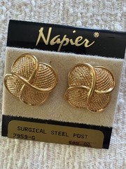 Vtg NAPIER Textured Gold Tone Leaf Wreath Pierced Post Earrings