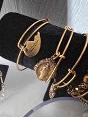 WOW Nice Versatile Vintage/Now Gold Tone Jewelry lot Some Signed