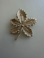 VTG Sarah Coventry “Ivy” Leaf Brooch Gold Tone Signed Pin