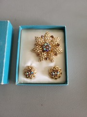 VTG. Lisner matching brooch and clip earrings -orig. box, stunning set