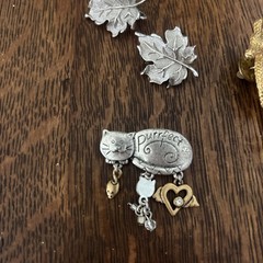 VTG Avon Egyptian Necklace Trifari Earrings Seahorse Brooch Chicos Cat Brooch ￼