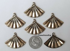 #3465 ANTIQUED GOLD PENDANT/ER FAN W/TOP HANG RING – 6 Pc Lot