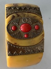 VINTAGE BRACELET IN THE CUFF OR CLAMP STYLE MADE OF PLASTIC IN THE MUGHUL STYLE!