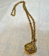 Vintage Goldette Gold Tone Large Swivel Locket Pendant Necklace Heavy Book Chain
