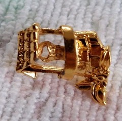 Vintage Small Goldtoned Wishing Well Lapel Hat Pin