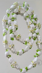 1950’S VINTAGE PLASTIC/LUCITE DAISIES 43″ NECKLACE.
