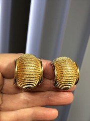 Vintage I.N.A.R Gold tone Ribbed Scalloped Clip on Earrings 15.3g, 1 1/8″ Italy
