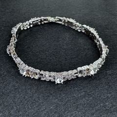 Vintage AVON NR Silver-Tone Rhinestone Crystal Bracelet 8 inch Fold Over Clasp