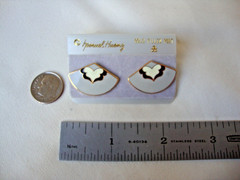 VINTAGE SAMUEL HUANG SIGNED DESIGNER CLOISONNE FAN WHITE BLACK & GRAY EARRINGS
