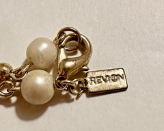 STUNNING VINTAGE SIGNED REVLON PEARL GOLD TONE STATION 24″ NECKLACE CLASSIC