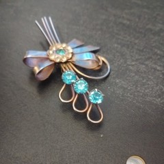 1935-1950 VTG RETRO STYLE CLEAR & AQUA RHINESTONE BOW PIN/BROOCH SILVER TONE