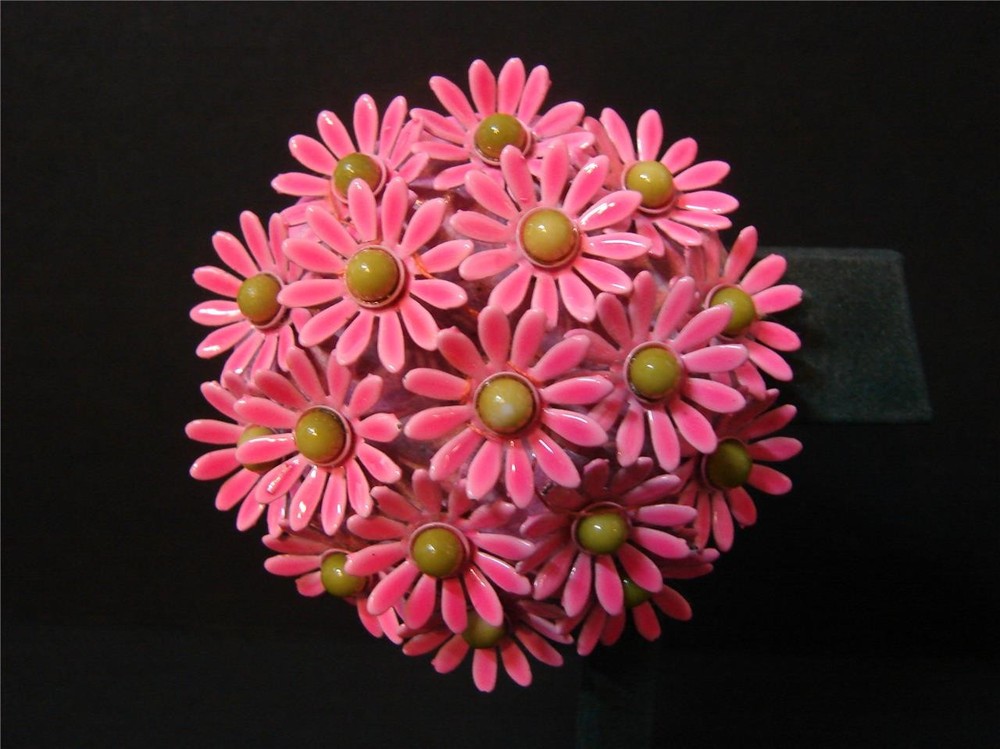Vintage Retro Mod 60’s Pink & Green Enamel Metal Domed Daisy Bouquet Pin Brooch