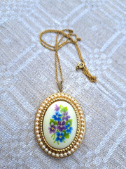 Vintage Avon Gold Tone Locket 1970-80s “Forget-Me-Not” Pendant With Chain