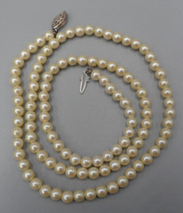 Vintage Cream Faux Pearl Necklace 1950s Single Strand Filigree Box Clasp 22.5″