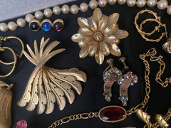 LOT ESTATE VINTAGE JEWELRY SOME SIGNED JOAN RIVERS 1928 NAPIER & MORE