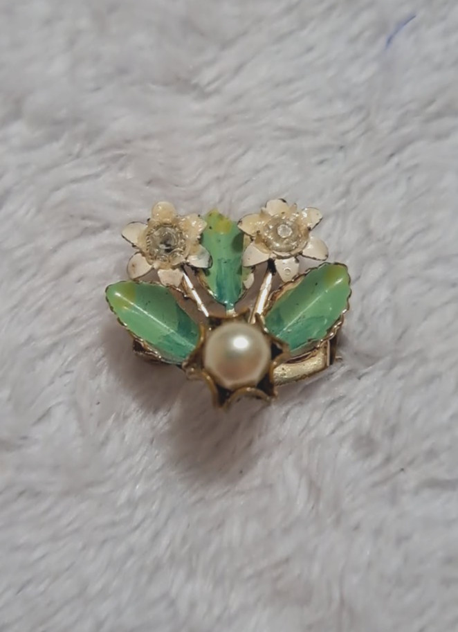Vintage white flower and green leaf with pearl pendant, gold accents