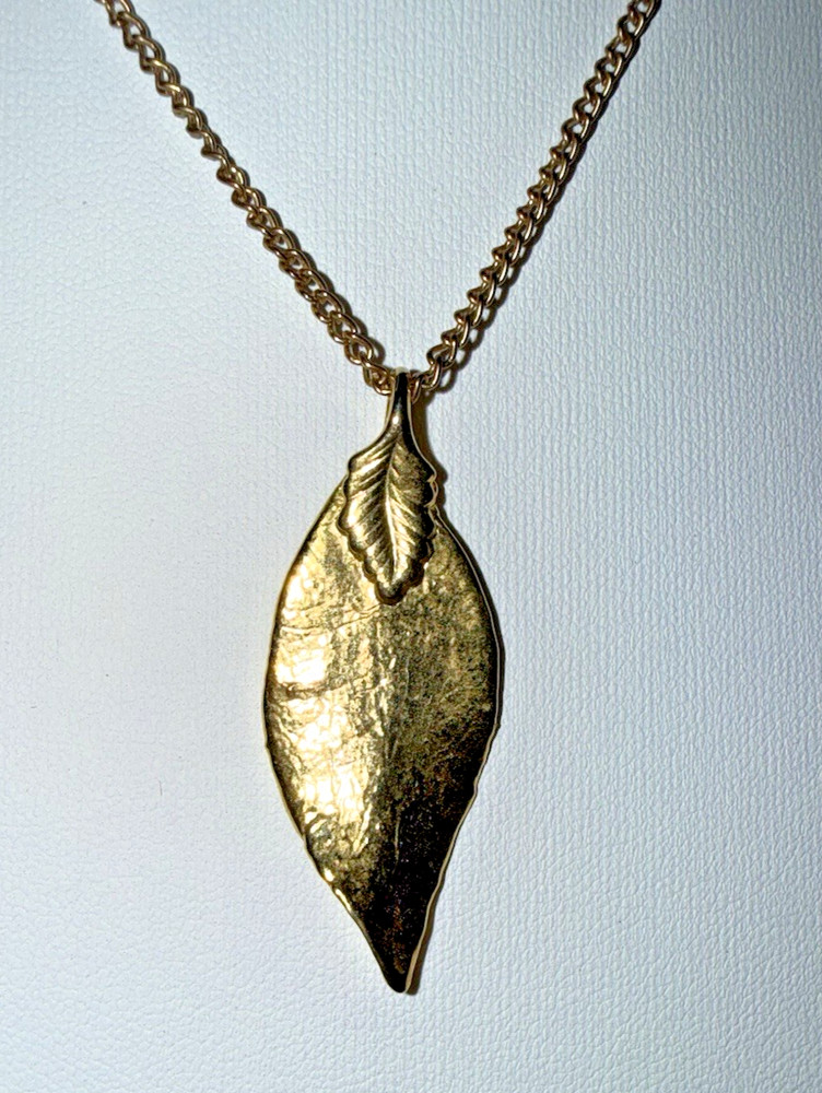 Vintage 15″ Gold Electroplated Natural Leaf Pendant Necklace No Brand Noted