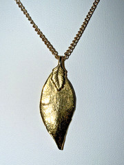 Vintage 15″ Gold Electroplated Natural Leaf Pendant Necklace No Brand Noted
