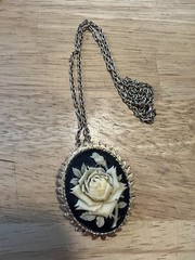 VTG ROSE BIRD CAMEO PENDANT BROOCH SIGNED 23” Chain Cottage ore